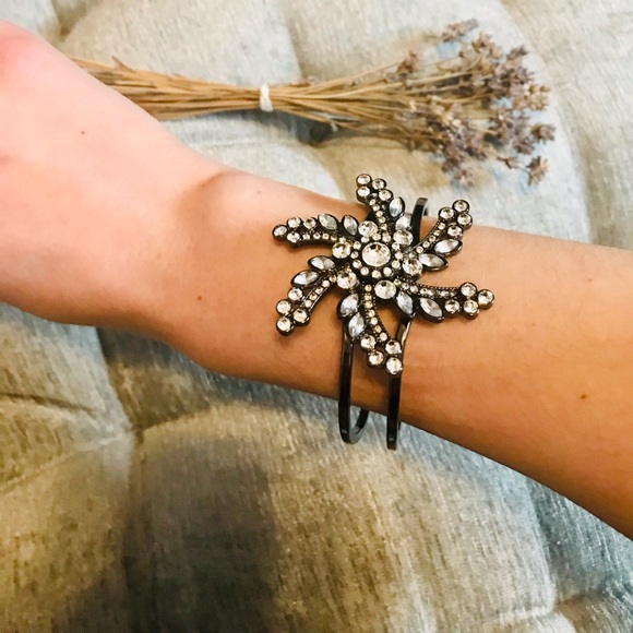 NWOT BR GUNMETAl BEJEWELLED BRACELET - Picture 4 of 11